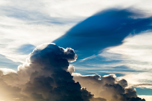 Foto céu colorido e dramático com nuvens ao pôr-do-sol