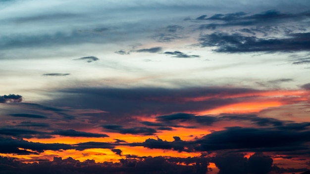 céu colorido e dramático com nuvens ao pôr-do-sol