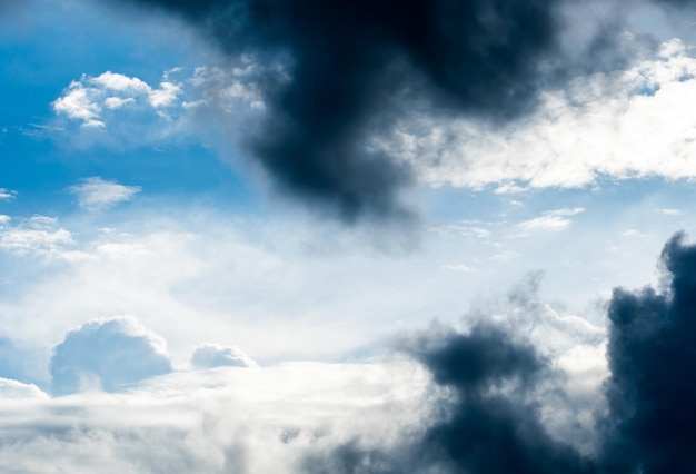 Foto céu colorido e dramático com nuvens ao pôr-do-sol