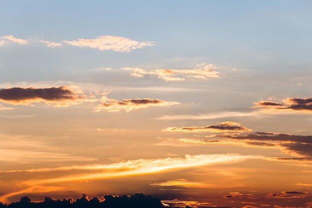 Céu colorido e dramático com nuvens no pôr-do-sol