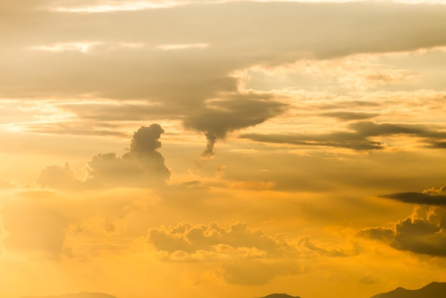 Céu colorido e dramático com nuvens no pôr-do-sol