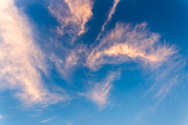 Céu colorido e dramático com nuvens no pôr-do-sol