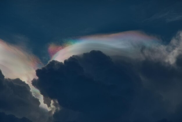 Fenômeno de nuvem de arco-íris de fogo é um fenômeno natural chamado  irisação ou iridescência