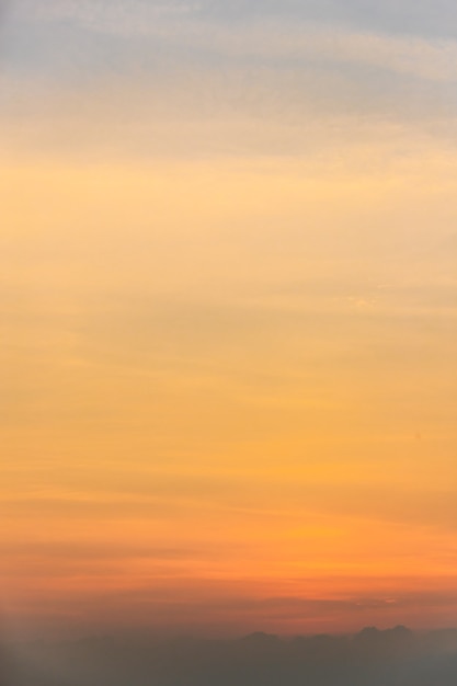 Céu colorido e nuvens ao nascer do sol da manhã.