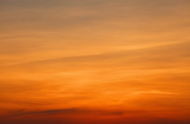 Foto céu colorido e nuvens ao pôr do sol