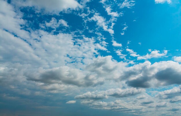 Céu com nuvens azuis e brancas fundo bonito da natureza..