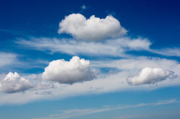 Céu com nuvens brancas e azuis