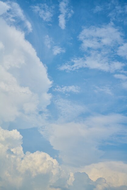 Céu com nuvens de fundo