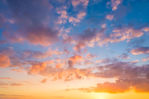 Céu com nuvens durante o pôr do sol Nuvens e céu azul Uma fotografia de alta resolução Foto panorâmica para design e plano de fundo