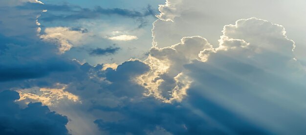 Foto céu com nuvens e fundo do sol