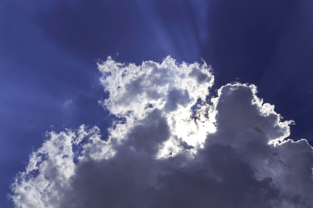 Céu com nuvens e o sol brilha um feixe lindo céu