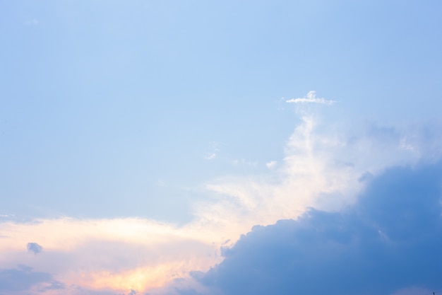 Foto céu com nuvens e sol.