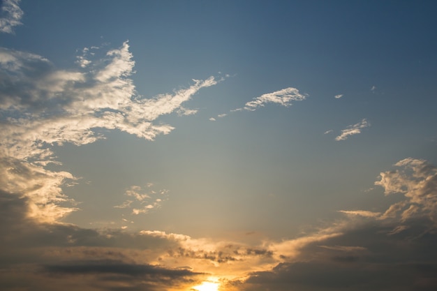 Céu com nuvens entre pôr do sol ou nascer do sol fundo bonito