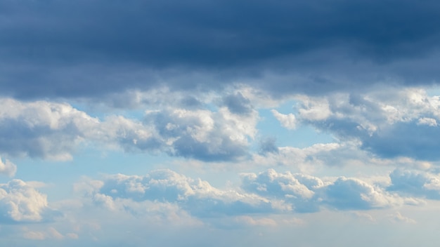 Céu com nuvens escuras na parte superior e nuvens claras na parte inferior