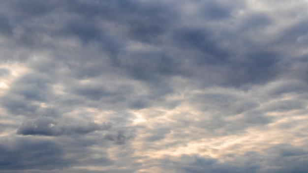 Céu com nuvens espessas ao pôr do sol. Céu nublado e chuvoso