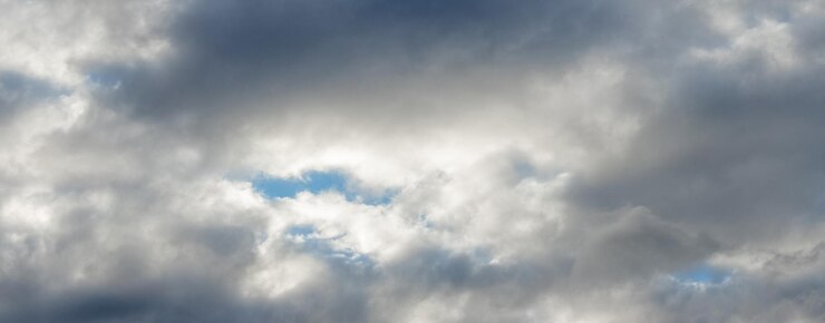 Foto céu com nuvens pesadas cinzentas, em branco para design