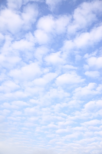 Céu com nuvens, pode ser usado como plano de fundo (vertical)