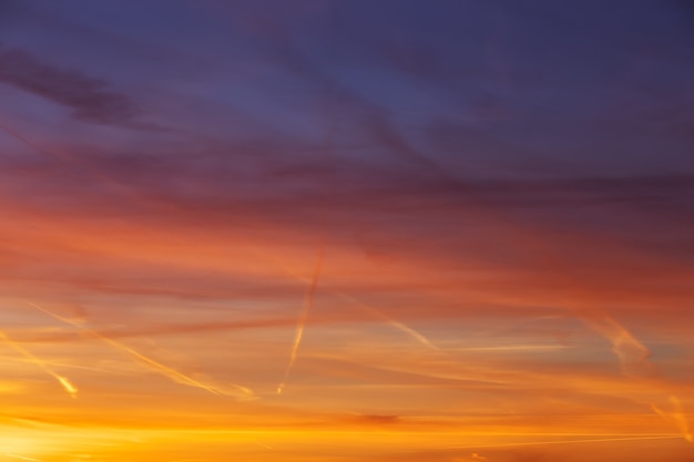 Céu com o pôr do sol em um laranja ardente e colorido como pano de fundo