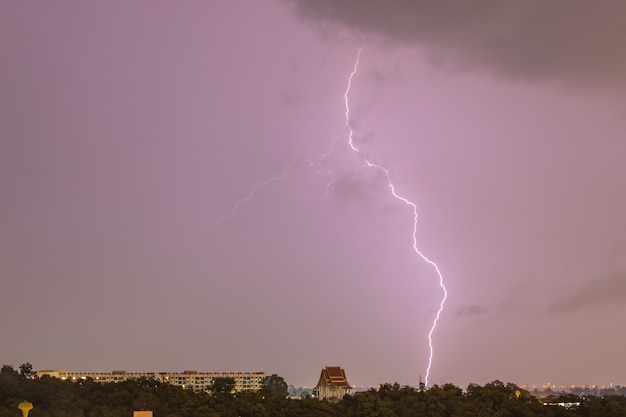 Céu, com, relampago, golpeando, colinas, atrás de, cidade pequena