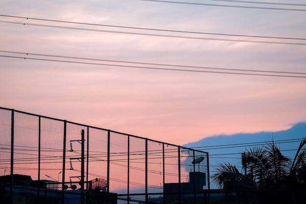 Céu crepuscular sobre o campo de futebol