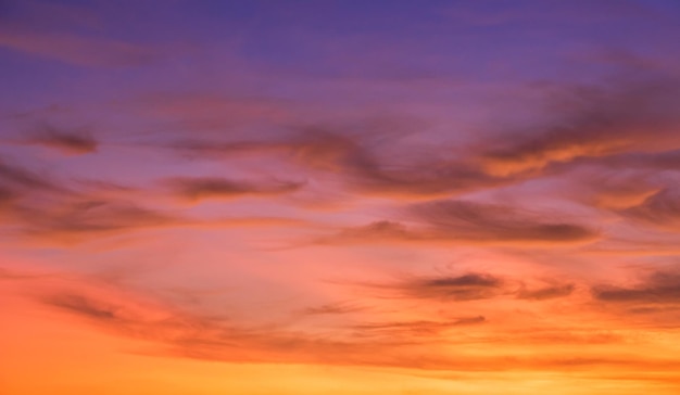 Céu da noite céu colorido do pôr do sol à noite com nuvens pastel de luz solar laranja rosa roxa