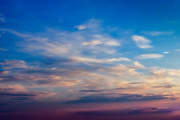 Céu da noite com nuvens