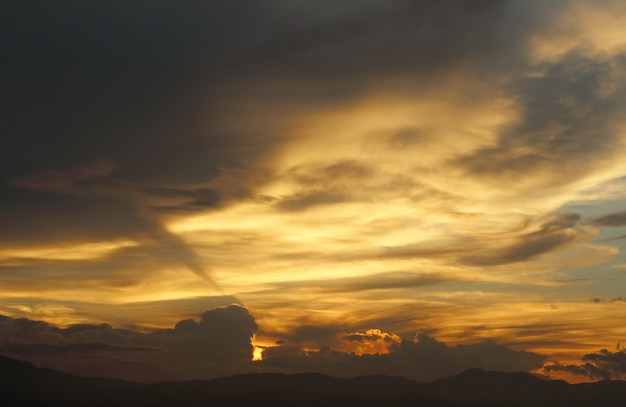 céu da noite dramática com nuvens