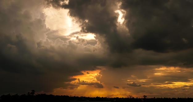 Céu da noite e nuvens vermelhas incríveis