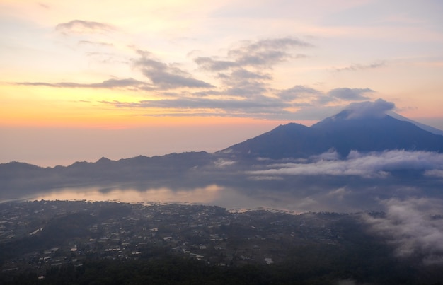 Céu de amanhecer na montanha. Vulcão Agung, Bali