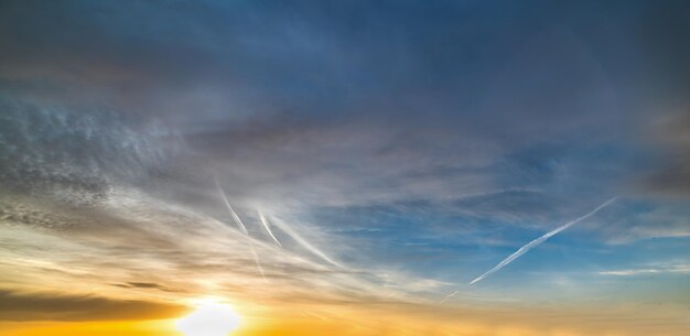 Foto céu de inverno ao pôr-do-sol na sardenha