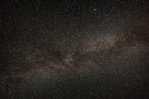 Céu de noite estrelada sobre as montanhas do norte do cáucaso. horário do crepúsculo da noite de verão.