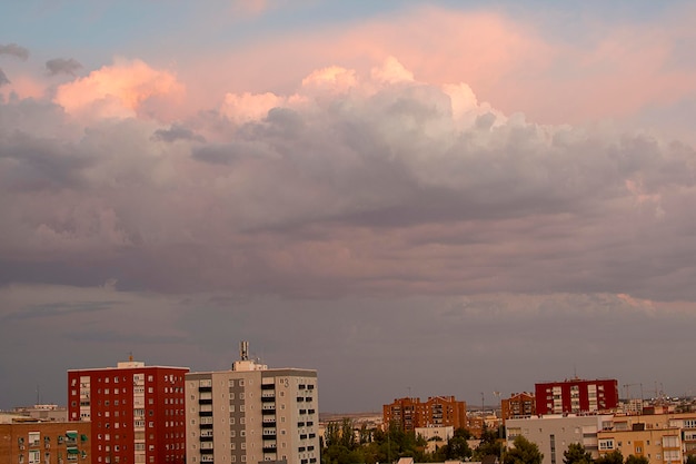 Céu de noite, fundo de céu rosa com luz solar colorida romântica com cor laranja.