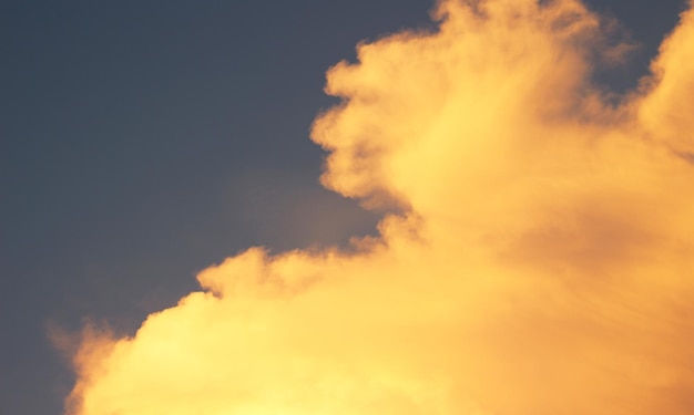 Céu de nuvem laranja antes da tempestade