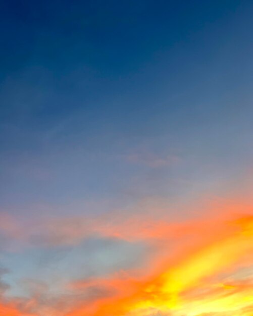 Céu de pôr-do-sol dramático com nuvens coloridas conceito de fundo no final da noite no crepúsculo