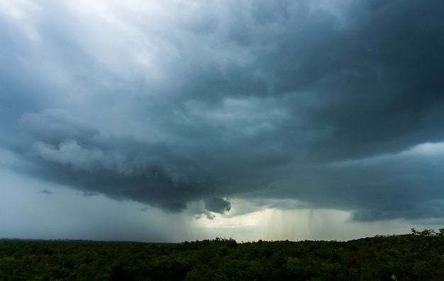 Céu de tempestade com trovões Nuvens de chuva