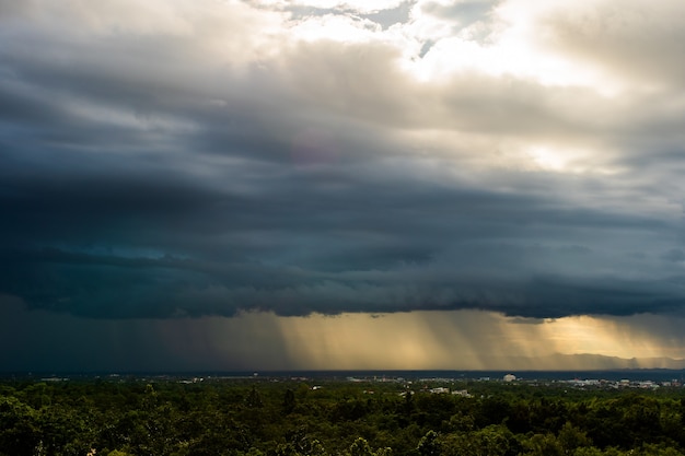 Céu de tempestade com trovões Nuvens de chuva