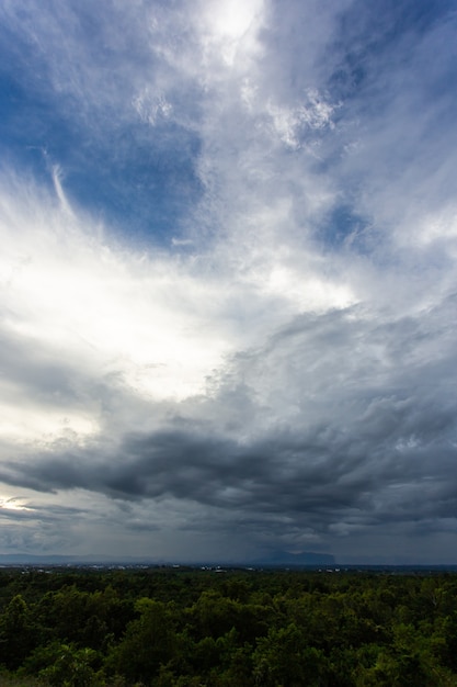 Céu de tempestade com trovões Nuvens de chuva