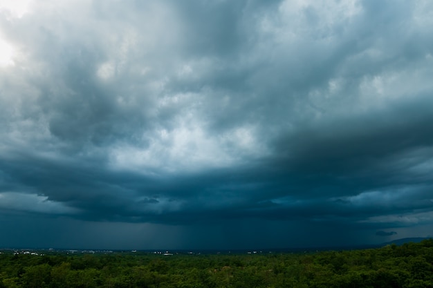 Foto céu de tempestade com trovões nuvens de chuva