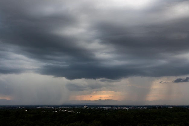 Céu de tempestade de trovão Nuvens de chuva e céu sombrio em preto e branco