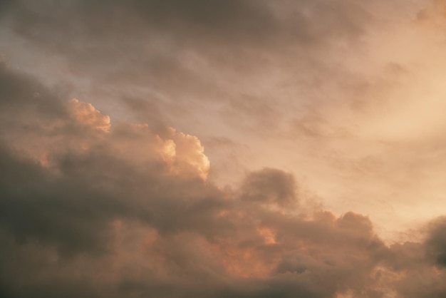 Céu do céu durante o pôr do sol Céu de verão cheio de luz solar laranja