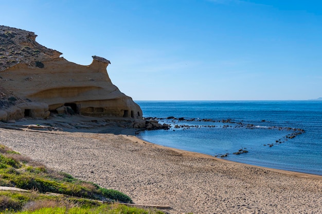 Céu do mar da praia de Cala Cerrada e montanhas na costa de Almeria