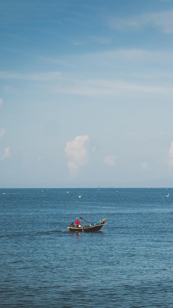 Céu do mar nuvem cúmulo paisagem vista de fundo Água calma sozinho barco de pesca Destino objetivo conceito de progresso