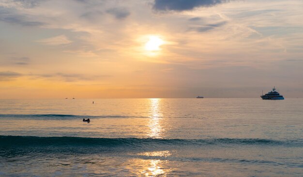 Céu do nascer do sol na paisagem de férias de verão com navio no horizonte