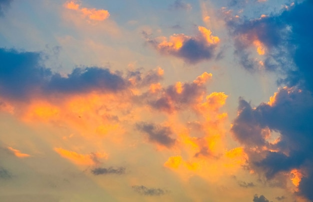 Céu do pôr do sol ao entardecer na temporada de verão, nuvem e fundo do céu