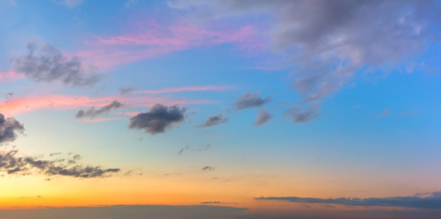 Céu do pôr do sol com nuvens cor-de-rosa claras do cirro cores delicadas do pôr do sol do nascer do sol panorama do céu do pôr do sol