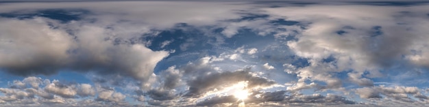 Céu do pôr do sol com nuvens noturnas como visão panorâmica hdri 360 sem costura com zênite em formato equiretangular esférico para uso em gráficos 3D ou desenvolvimento de jogos como cúpula do céu ou edição de tiro de drone