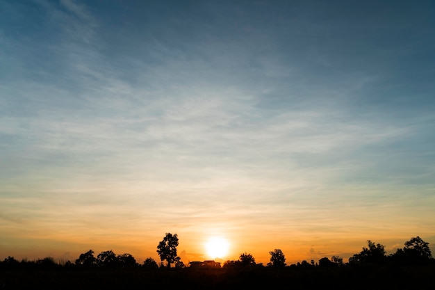 Céu do pôr do sol com nuvens