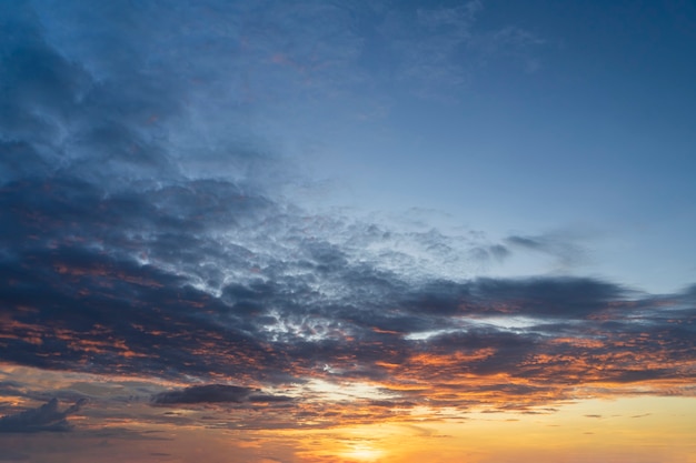 Céu do pôr do sol com nuvens