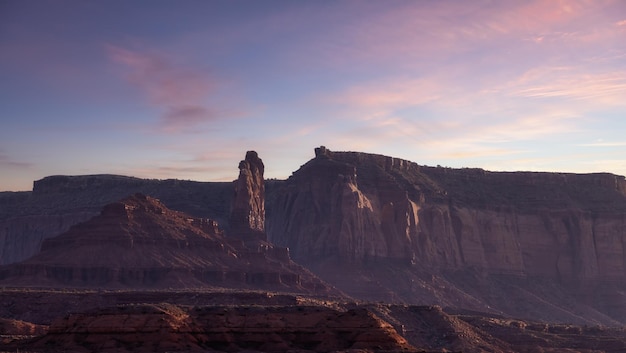 Céu do pôr do sol da paisagem americana da montanha rochosa do deserto