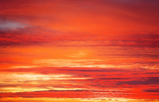 Céu do pôr do sol de cores laranja, vermelho e amarelo brilhante. Fundo do céu do pôr do sol apocalíptico